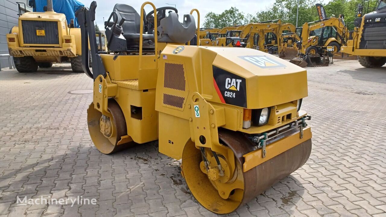 тротуарный каток Caterpillar CB24